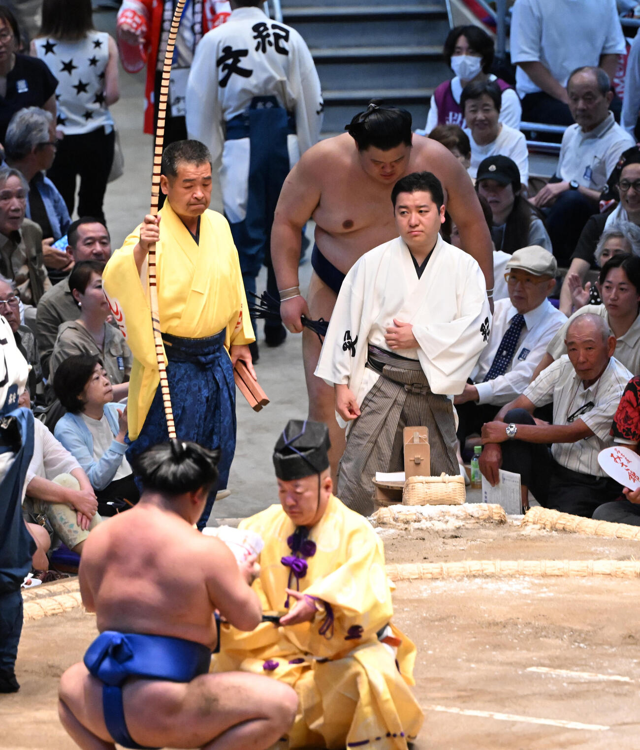 藤ノ川（手前）に突き落としで敗れた大の里（撮影・和賀正仁）＝2026年7月13日、令和8年大相撲名古屋場所2日目　IGアリーナ