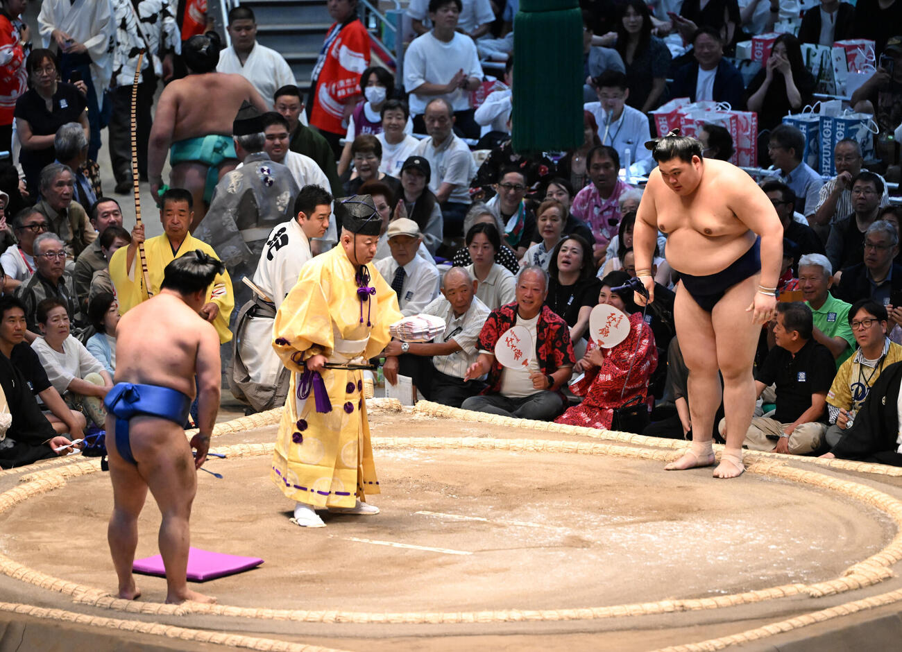 藤ノ川（手前）に突き落としで敗れた大の里（撮影・和賀正仁）＝2026年7月13日、令和8年大相撲名古屋場所2日目　IGアリーナ