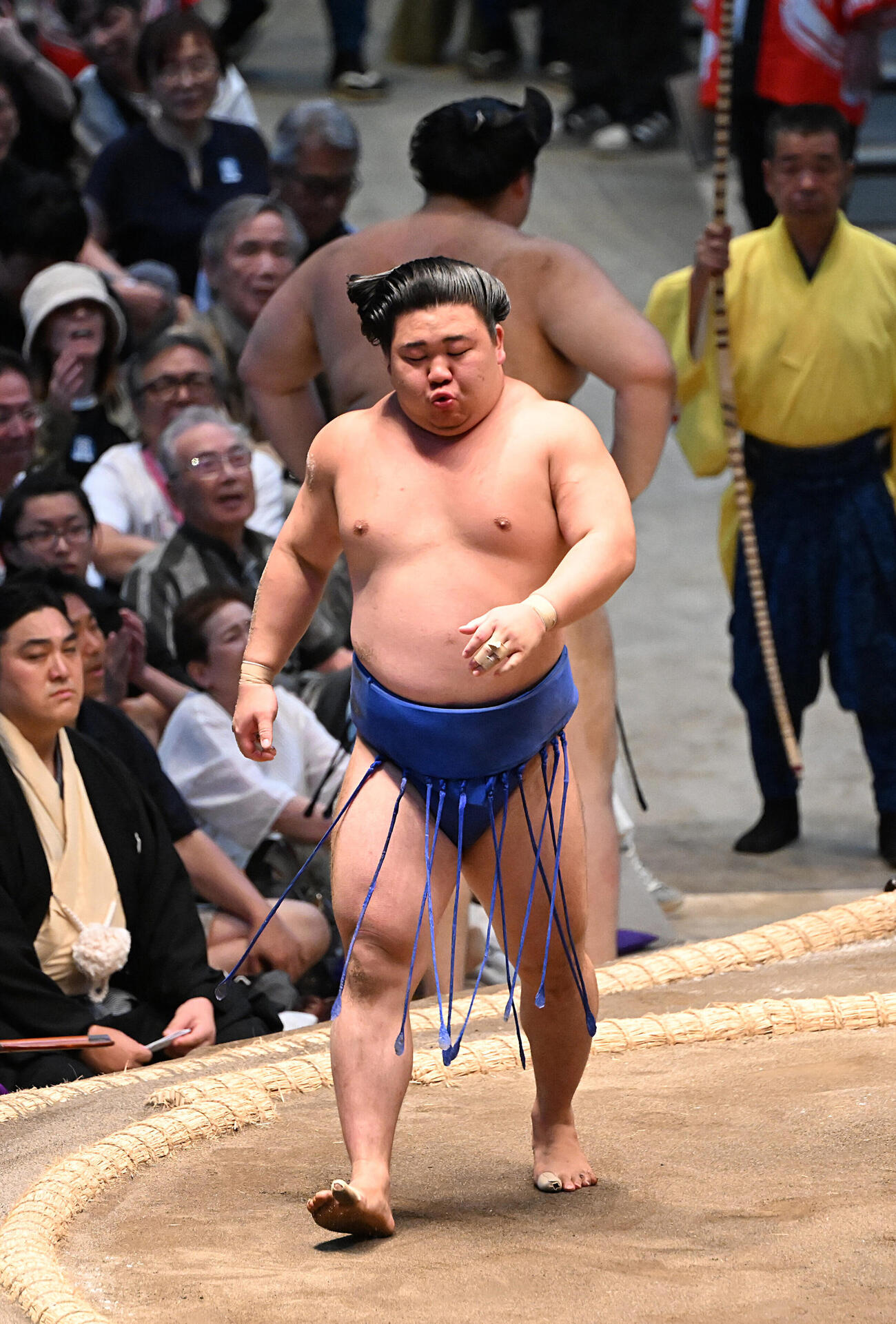 藤ノ川（手前）は突き落としで大の里を破る（撮影・和賀正仁）＝2026年7月13日、令和8年大相撲名古屋場所2日目　IGアリーナ