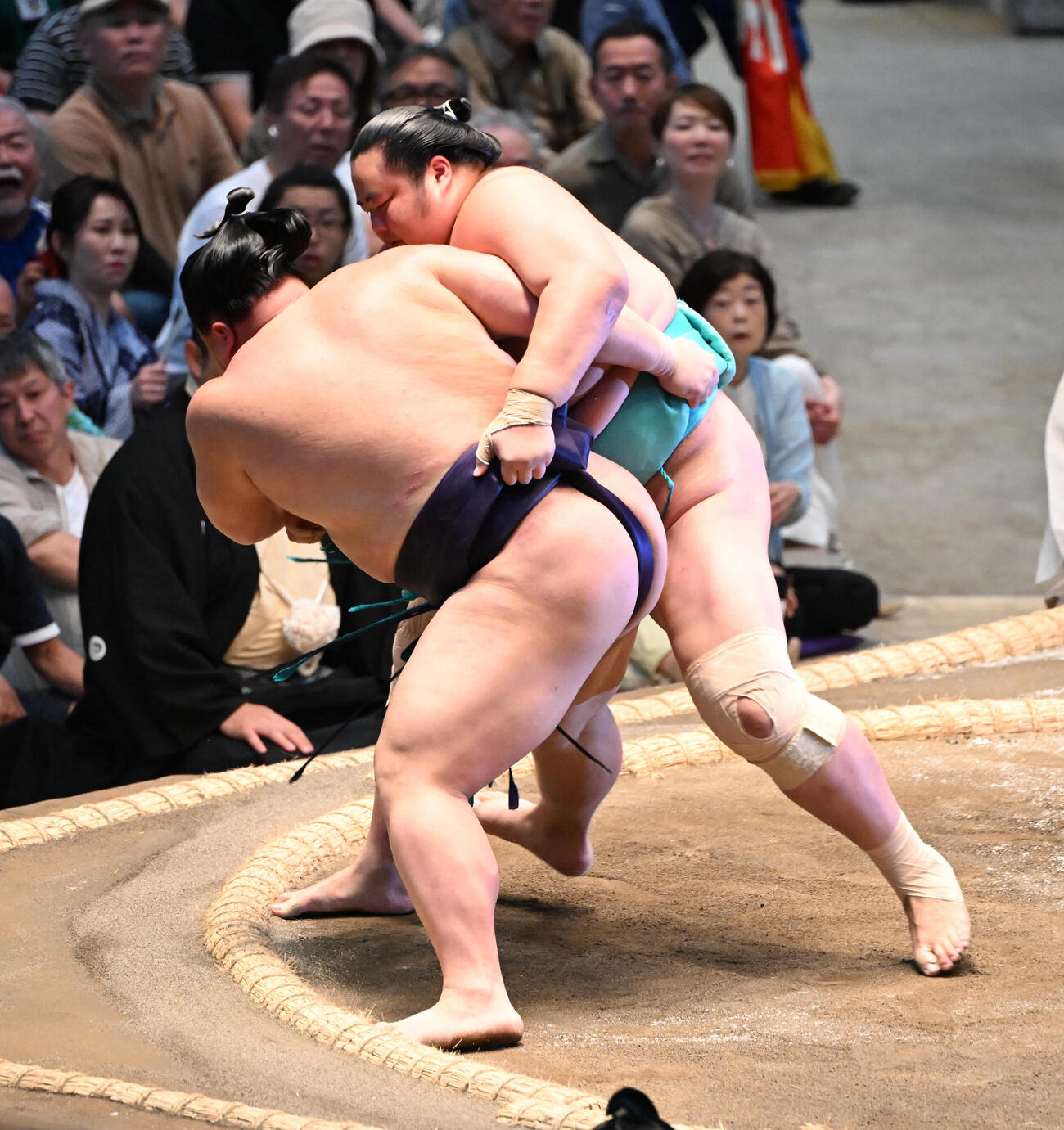 義ノ富士（左）を送り出しで破る琴桜（撮影・和賀正仁）