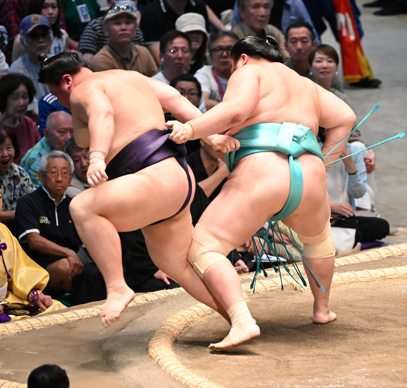 義ノ富士（左）を送り出しで破る琴桜（撮影・和賀正仁）