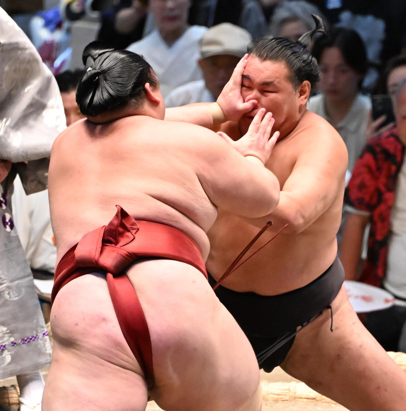 豊昇龍は隆の勝（左）のつっぱりにも屈せず、すくい投げで下す（撮影・和賀正仁）＝2026年7月13日、令和8年大相撲名古屋場所2日目　IGアリーナ