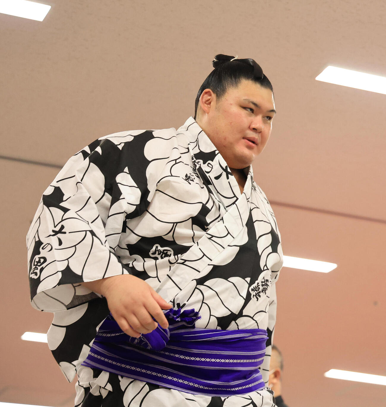 浴衣に着替え引き揚げる大の里（代表撮影）