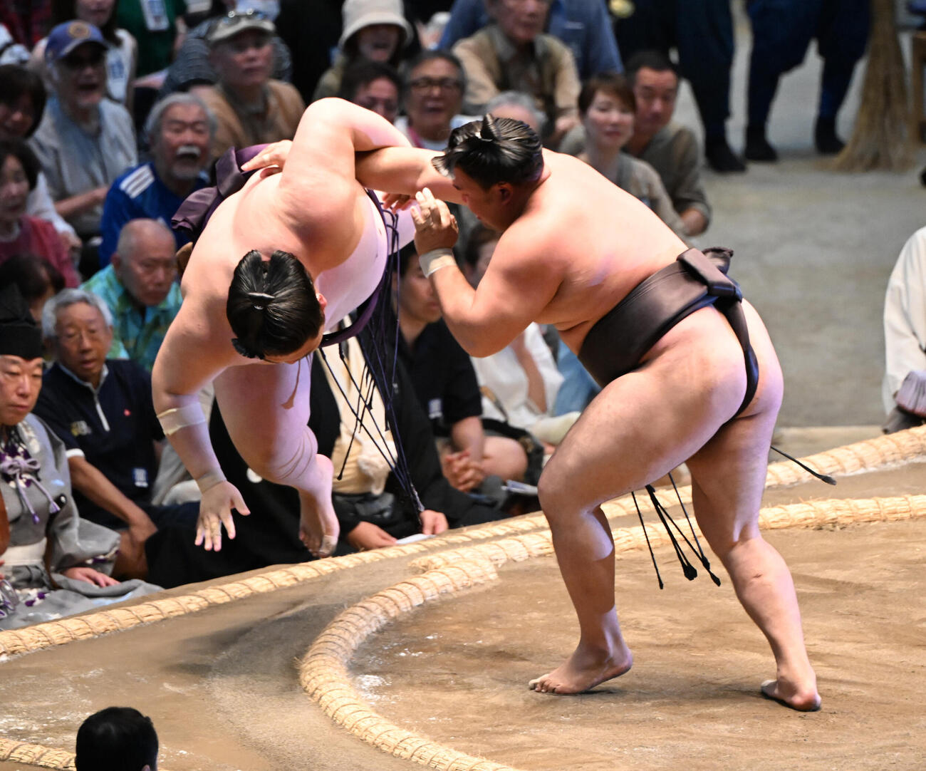 霧島（右）はすくい投げで王鵬を破る（撮影・和賀正仁）