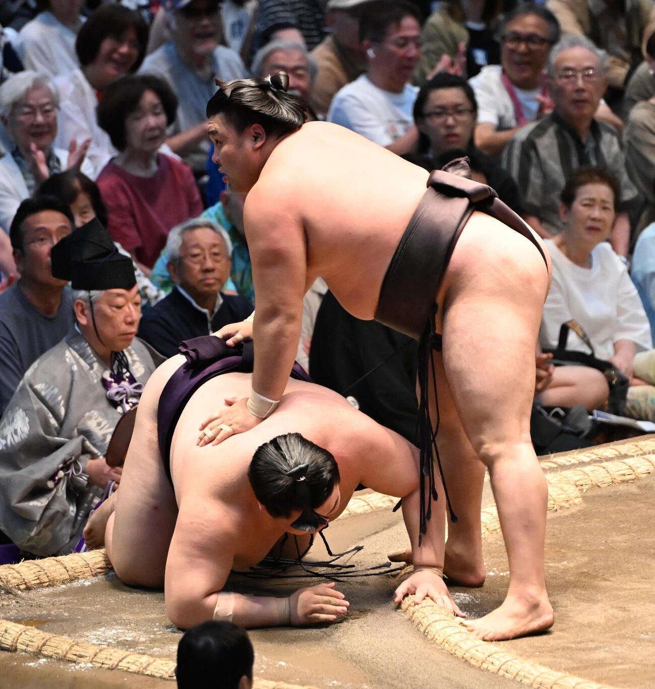 霧島（右）はすくい投げで王鵬を破る（撮影・和賀正仁）