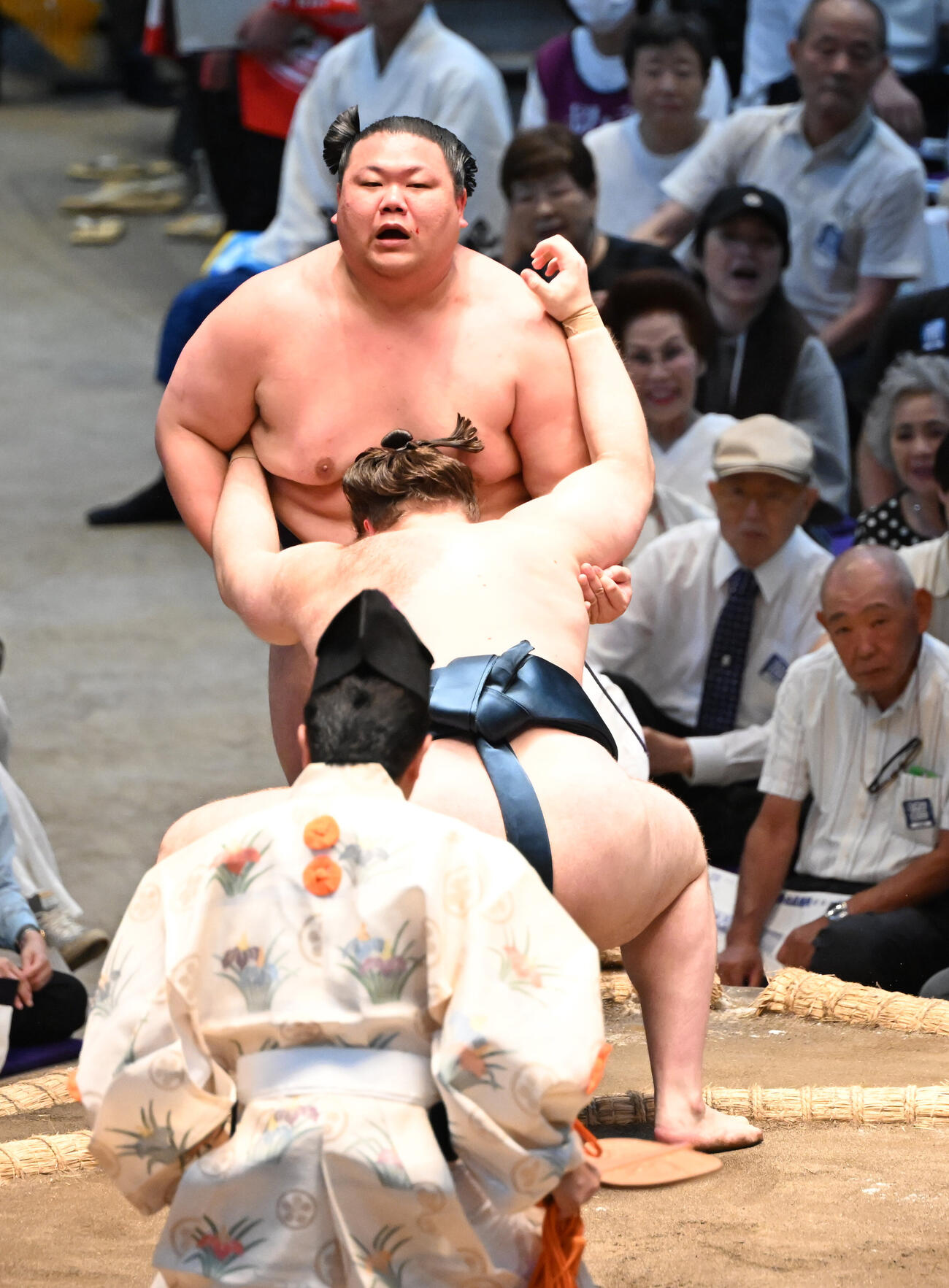 美ノ海（奥）を寄り切りで破る安青錦（撮影・和賀正仁）