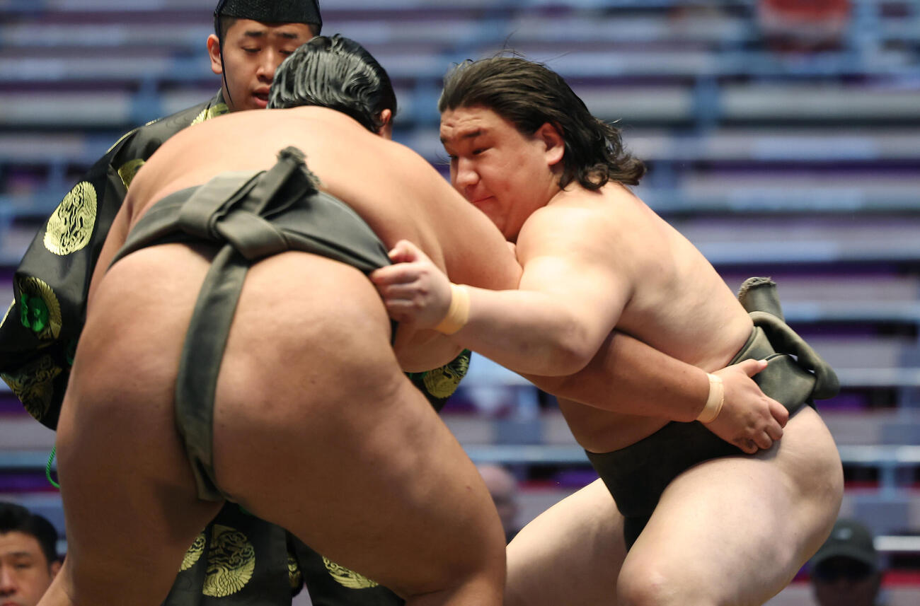 前相撲で北勝（左）を攻める城勝雄（撮影・前田充）