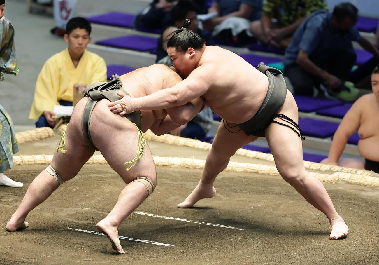 大辻（左）を送り出しで破る旭富士（撮影・前田充）