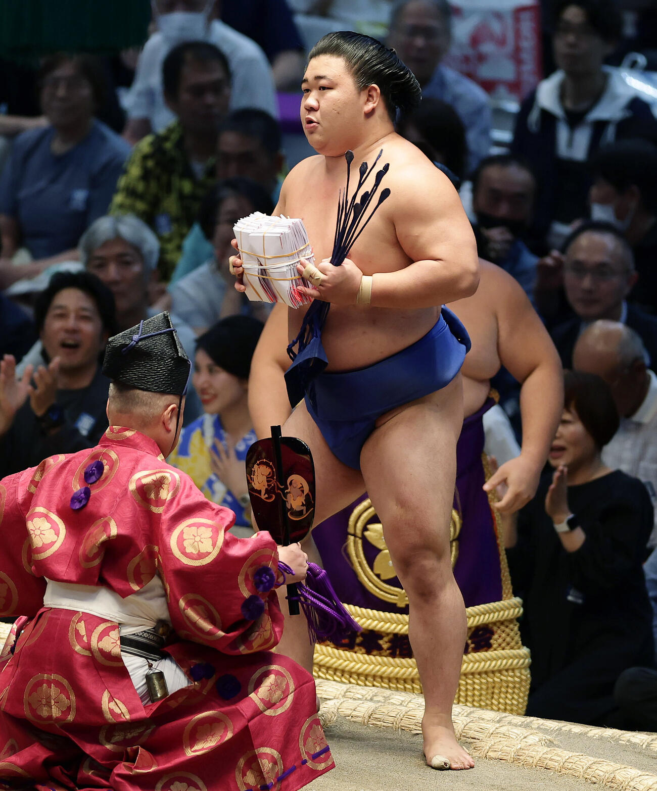 豊昇龍を突き落としで破った藤ノ川（撮影・前田充）
