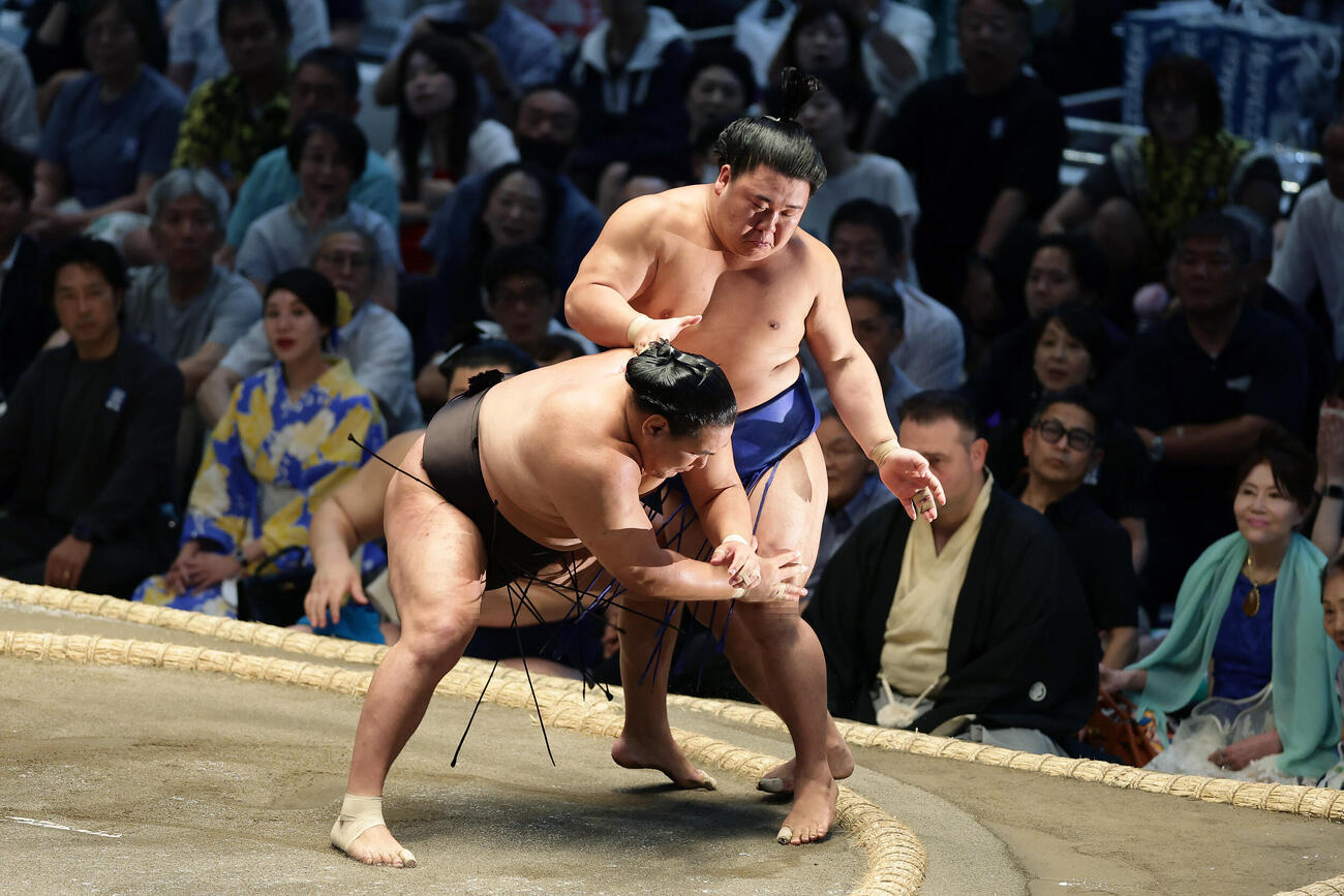豊昇龍（左）を突き落としで破る藤ノ川（撮影・前田充）