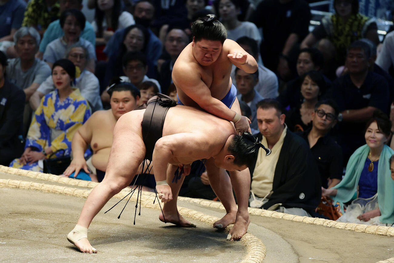 豊昇龍（手前）を突き落としで破る藤ノ川（撮影・前田充）