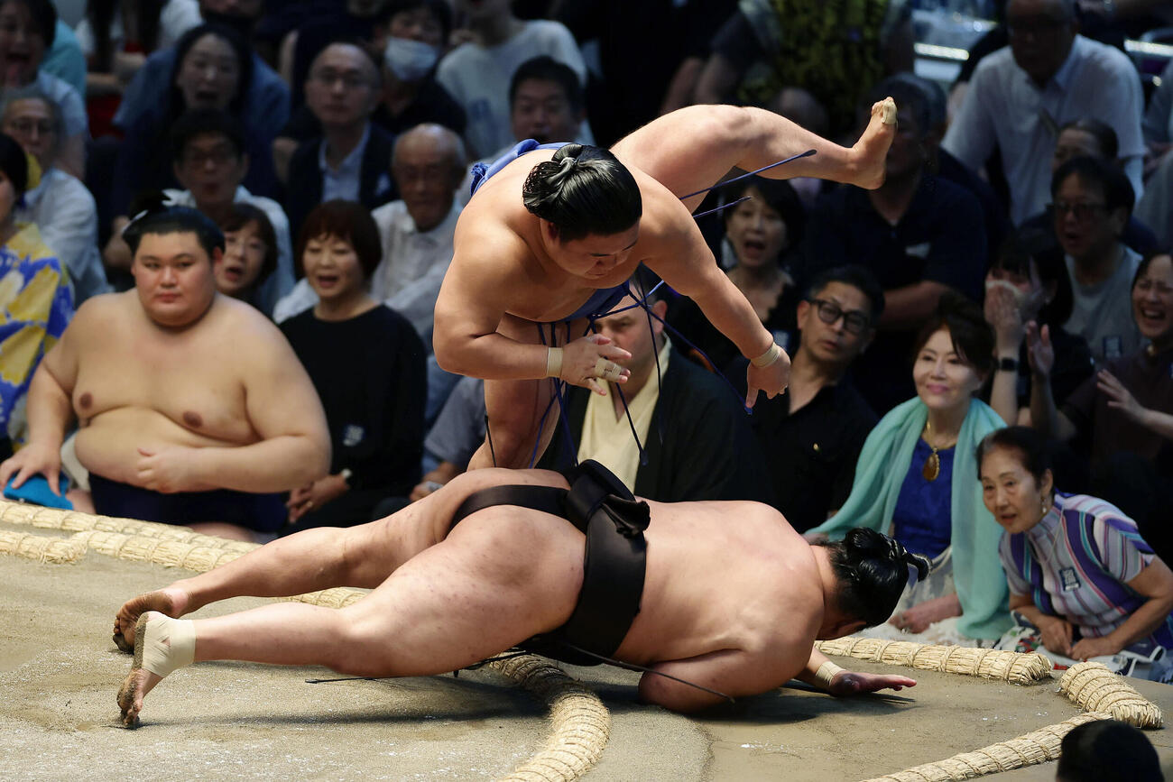 豊昇龍（下）を突き落としで破る藤ノ川（撮影・前田充）