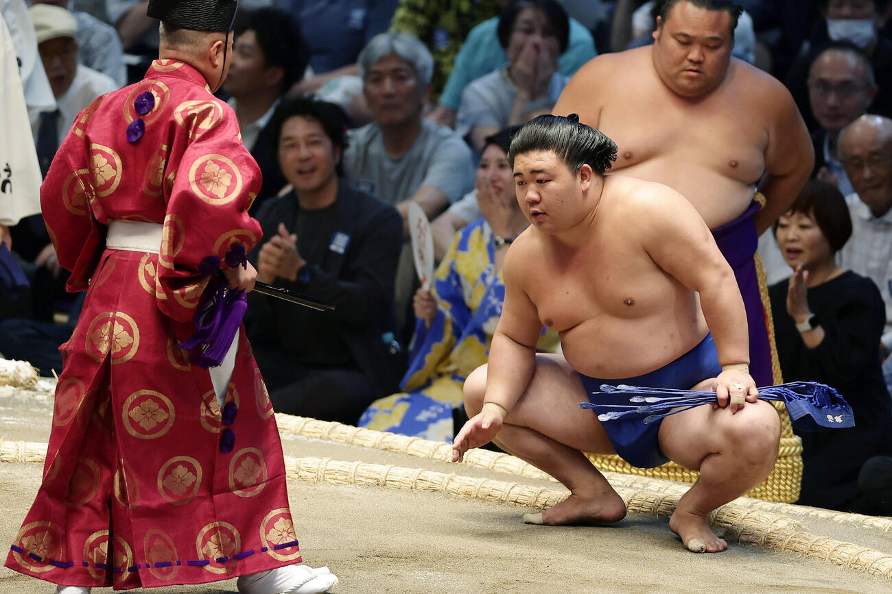 豊昇龍を突き落としで破った藤ノ川（撮影・前田充）