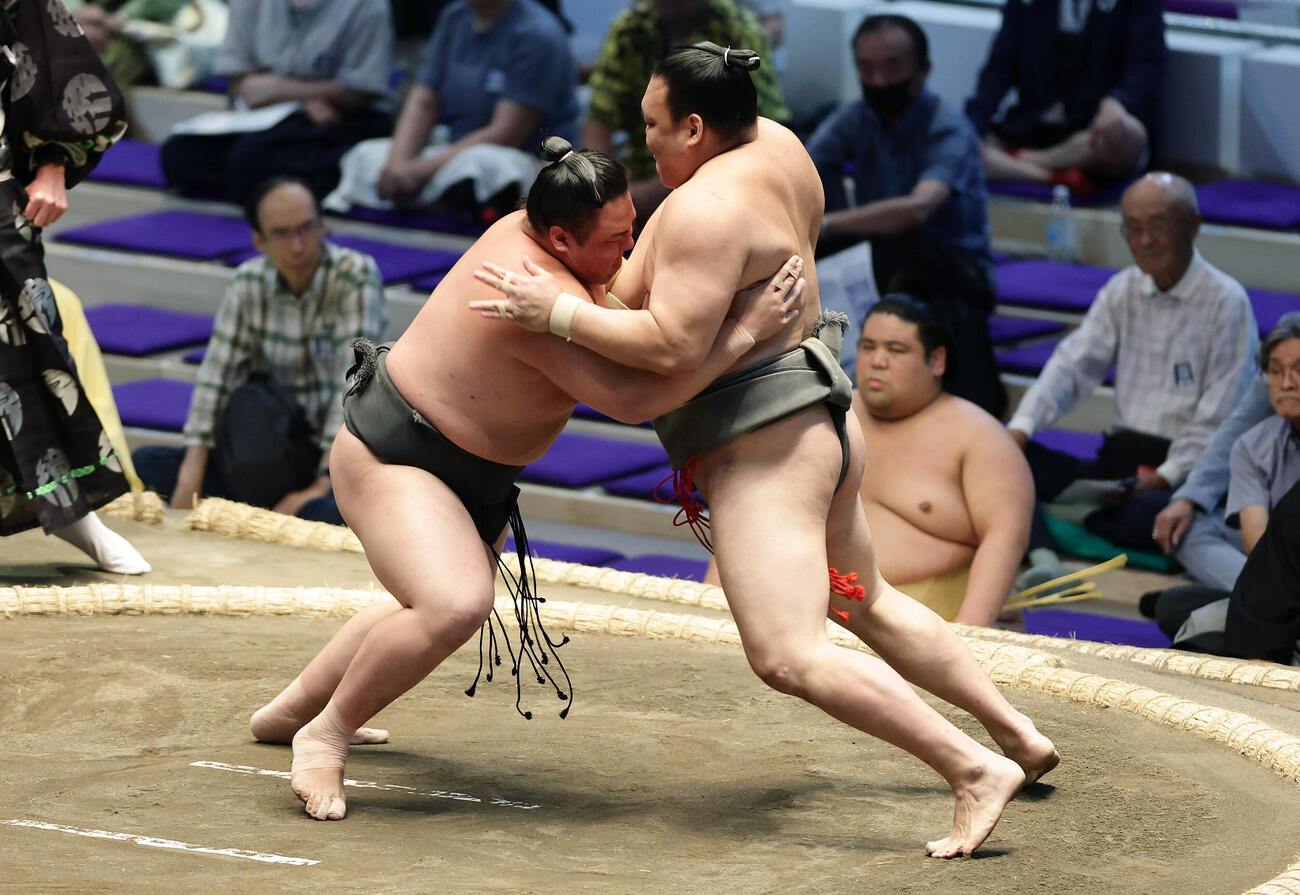 豪刃雄（右）を寄り切りで破る丹治（撮影・前田充）