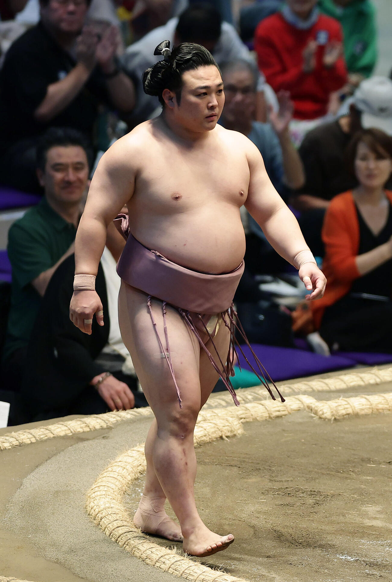 玉正鳳（左）を寄り切りで破った炎鵬（撮影・前田充）