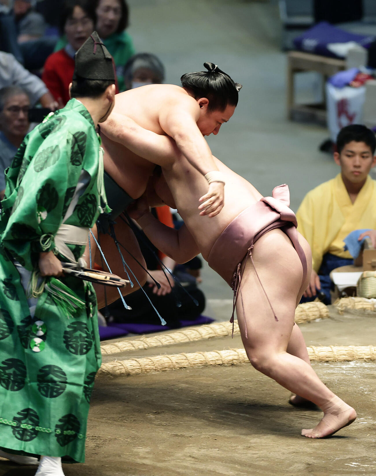 玉正鳳（左）を寄り切りで破る炎鵬（撮影・前田充）