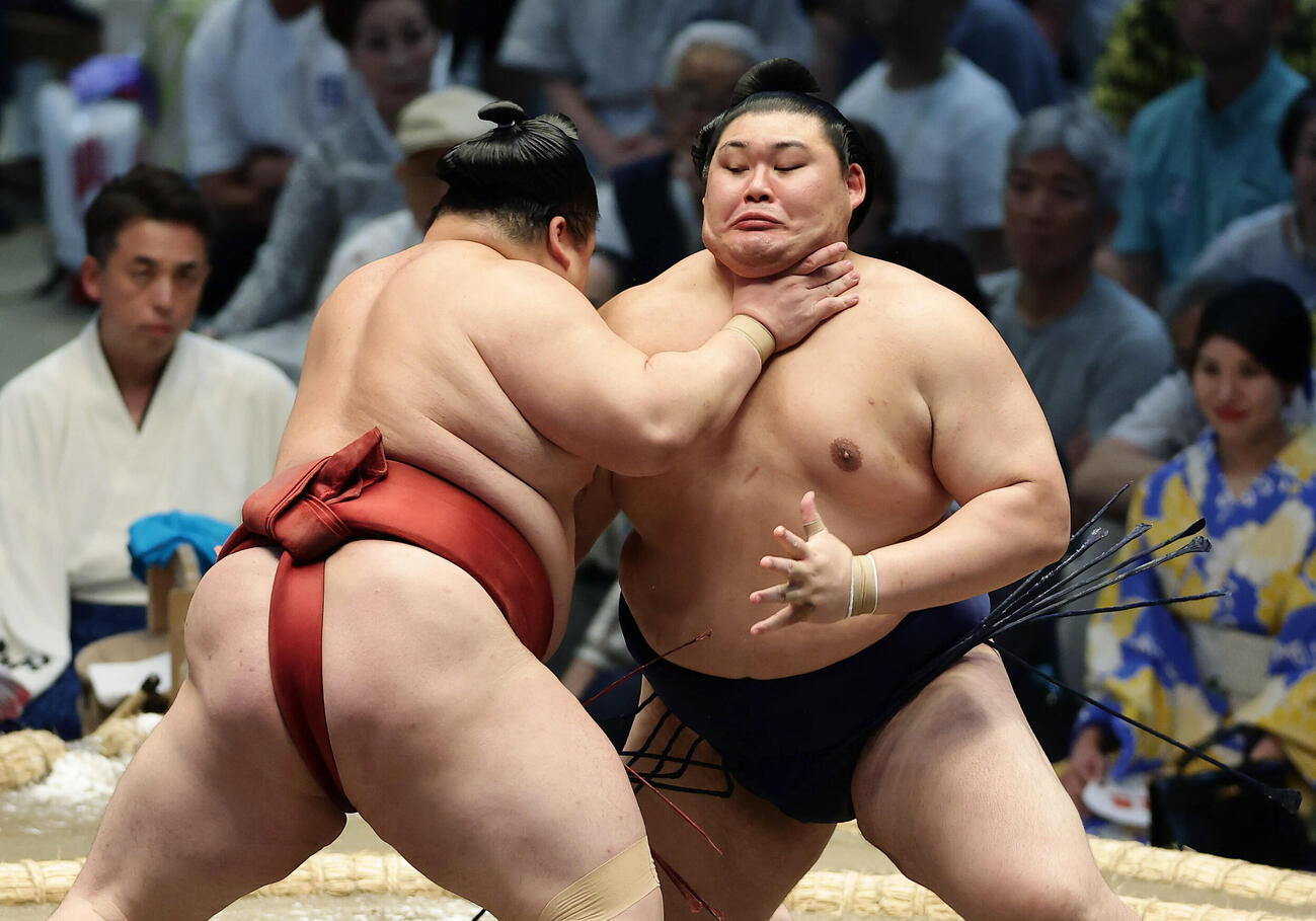 隆の勝（左）と激しくぶつかり合う大の里（撮影・前田充）