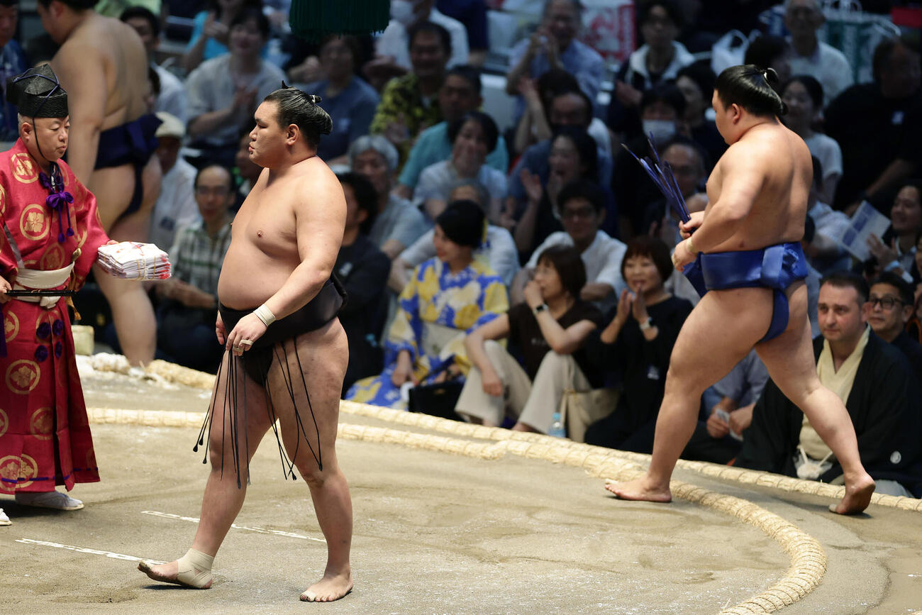 藤ノ川（右）に突き落としで敗れた豊昇龍（撮影・前田充）