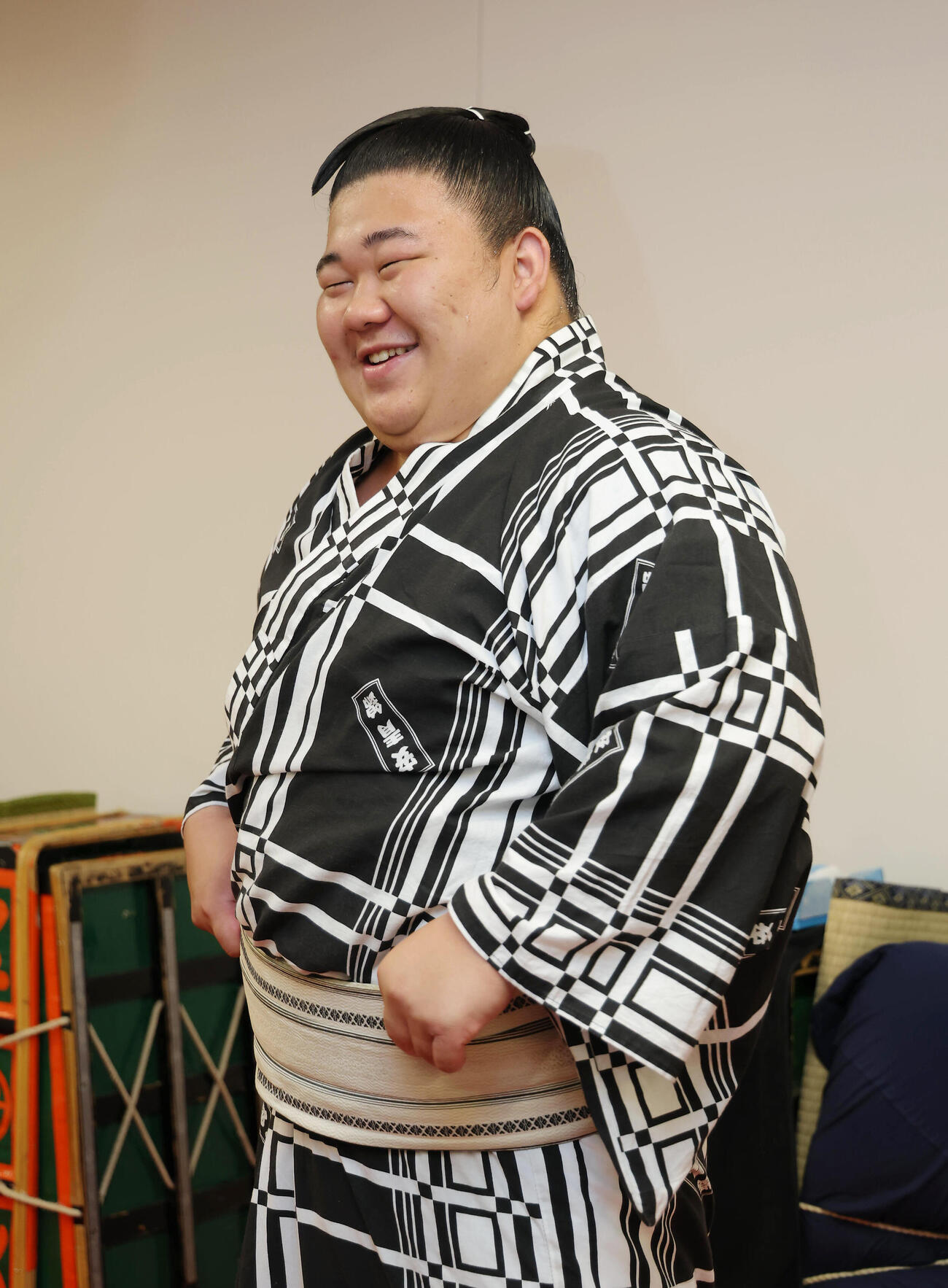 支度部屋で笑顔を見せる藤ノ川（代表撮影）