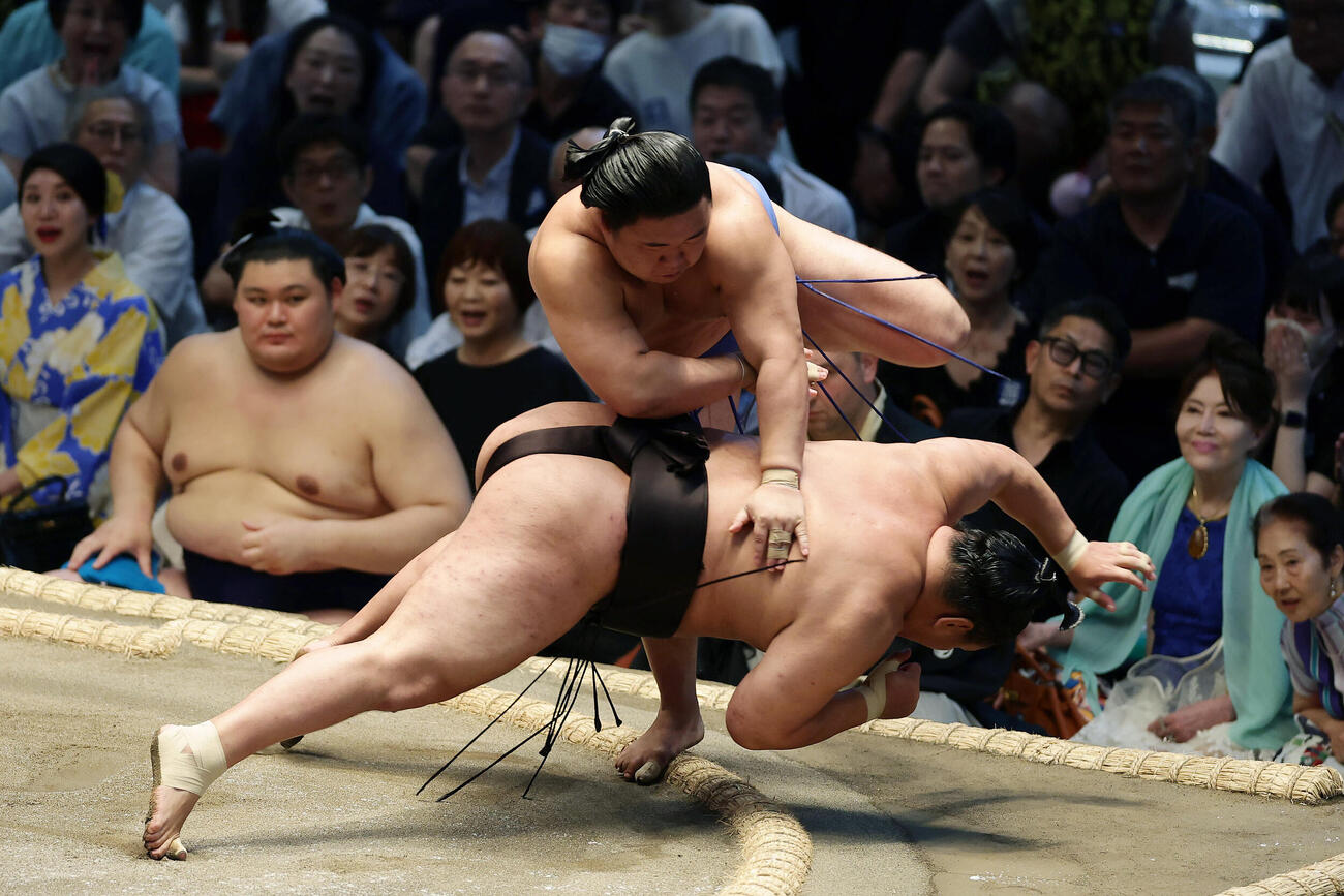 豊昇龍（手前）を突き落としで破る藤ノ川（撮影・前田充）