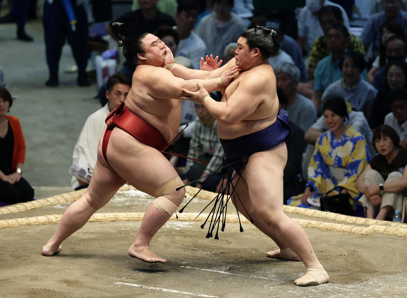 隆の勝（左）を押し出しで下す大の里（撮影・前田充）