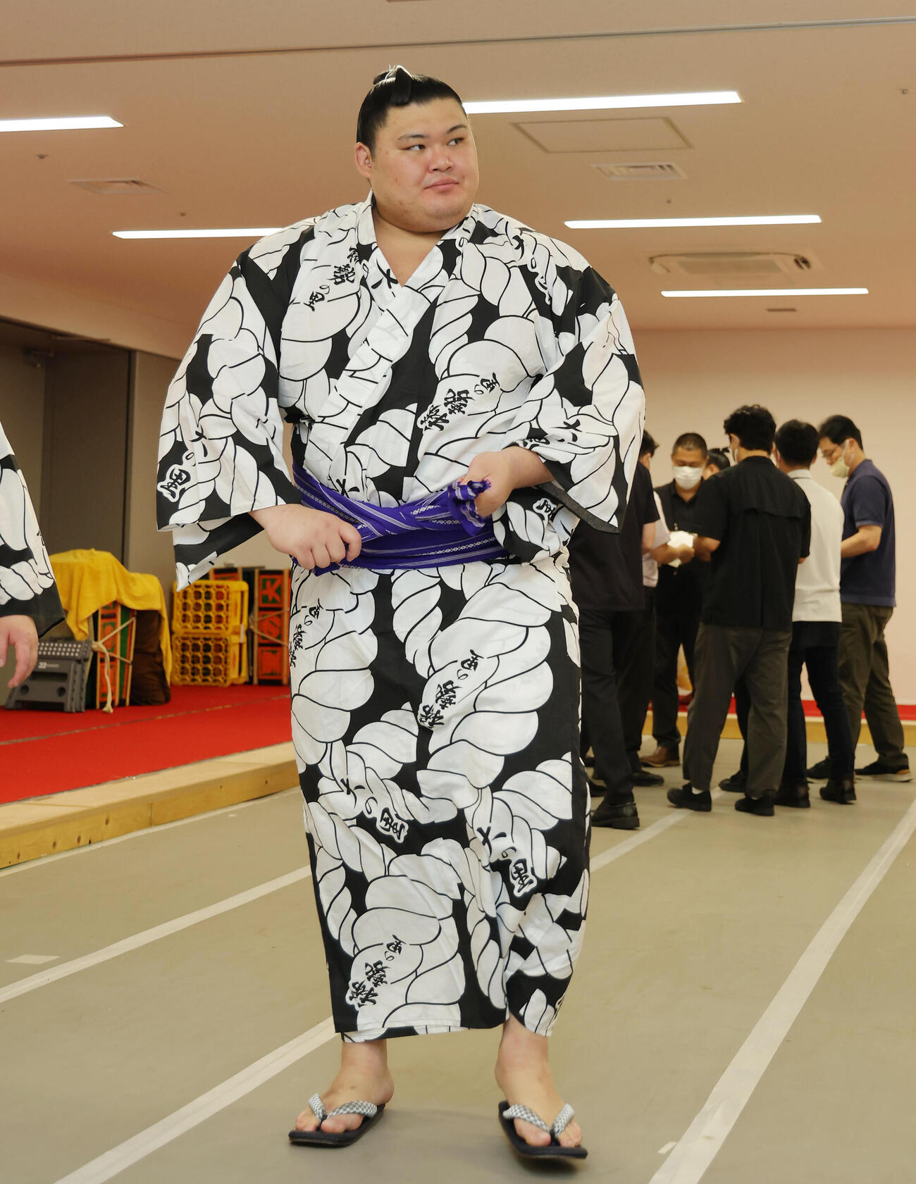 支度部屋を引き揚げる大の里（代表撮影）