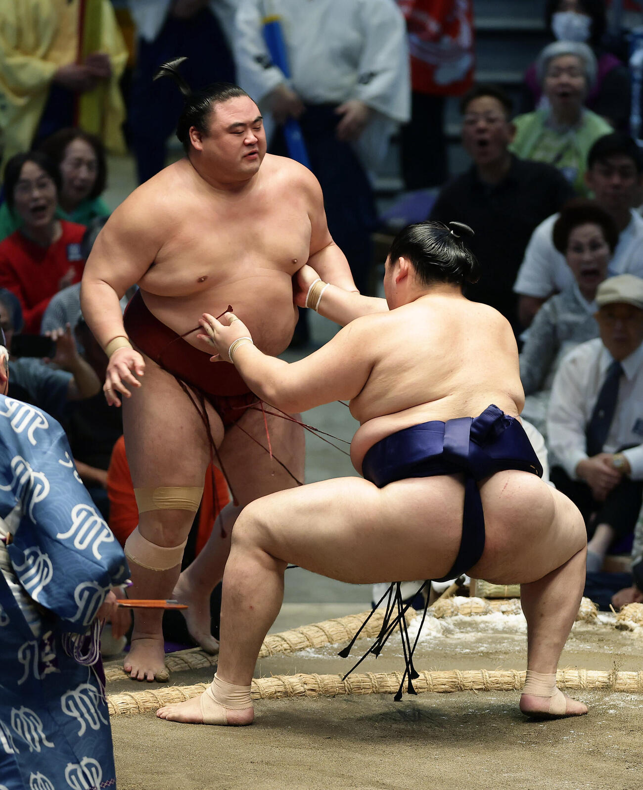 隆の勝を押し出しで下す大の里（撮影・前田充）