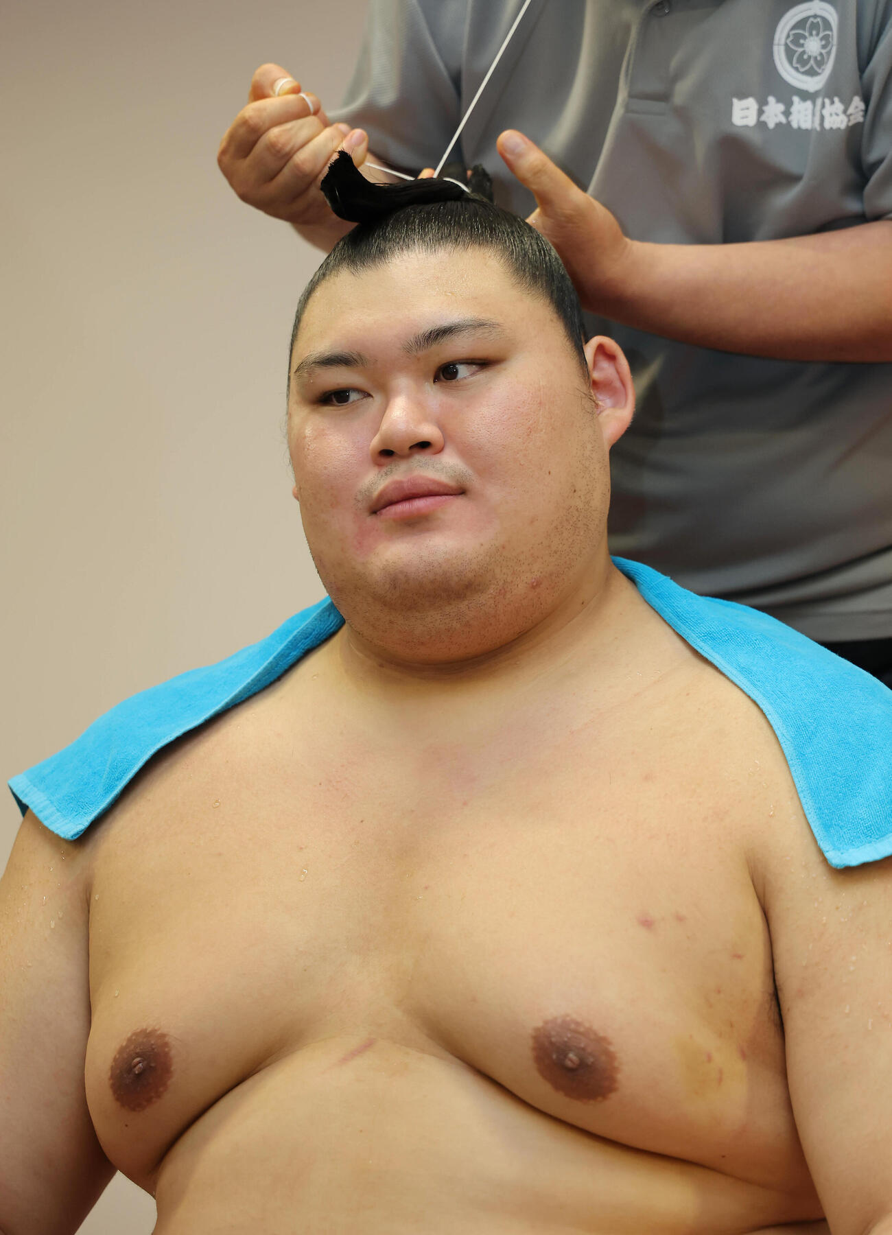 支度部屋で取材に応じる大の里（代表撮影）