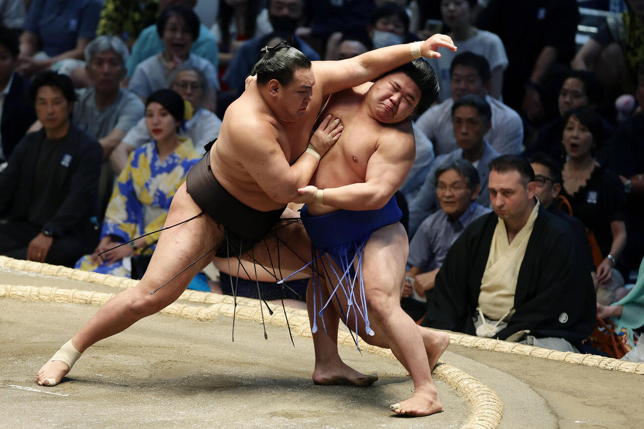 豊昇龍豊（左）を突き落としで破る藤ノ川（撮影・前田充）