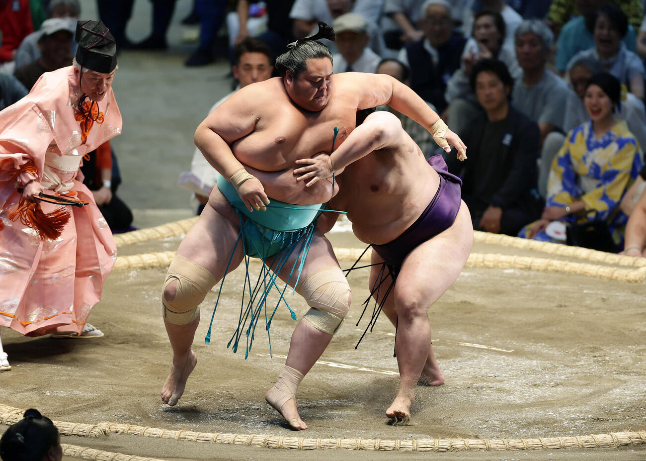 美ノ海（右）に押し出しで敗れる琴桜（撮影・前田充）