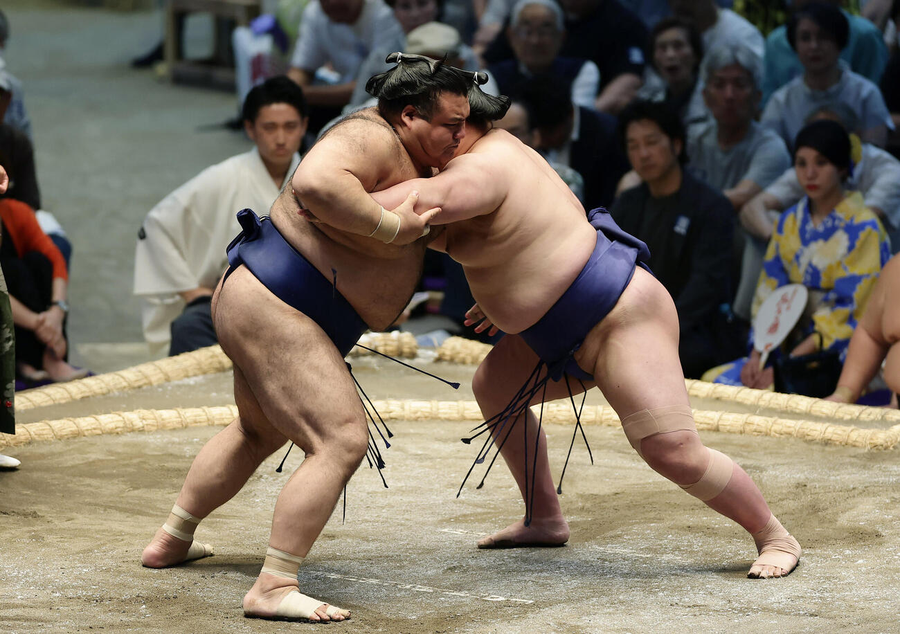 藤青雲（右）を攻める高安（撮影・前田充）
