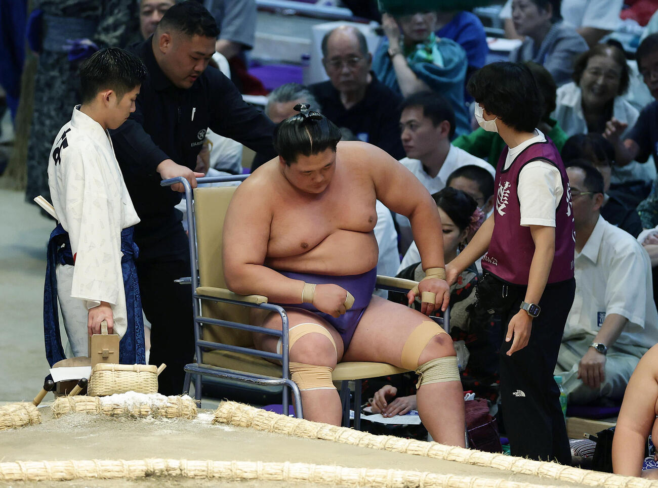 風賢央に押し倒しで敗れ負傷した欧勝海（中央）（撮影・前田充）