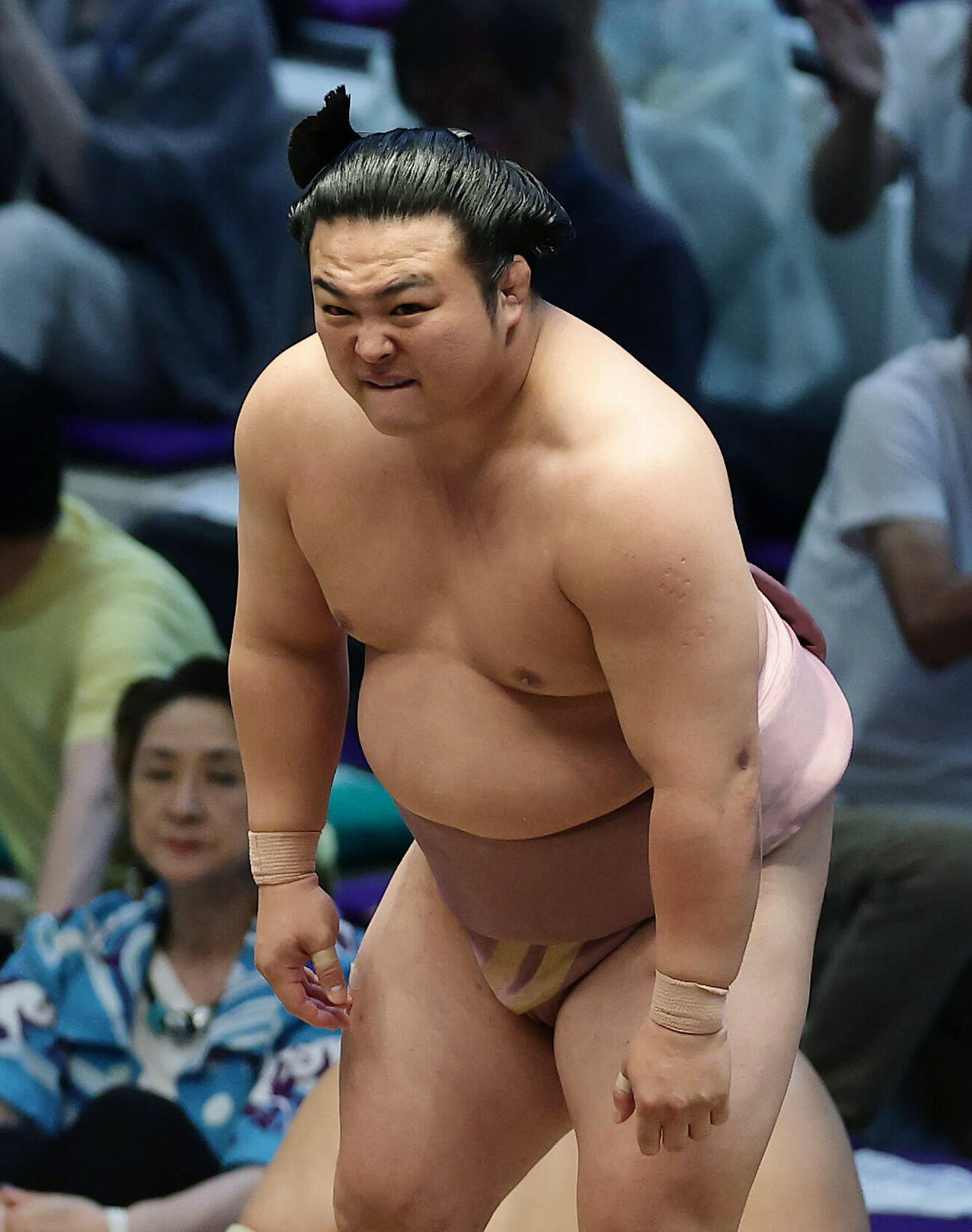 取組後、顔をしかめる炎鵬（撮影・前田充）