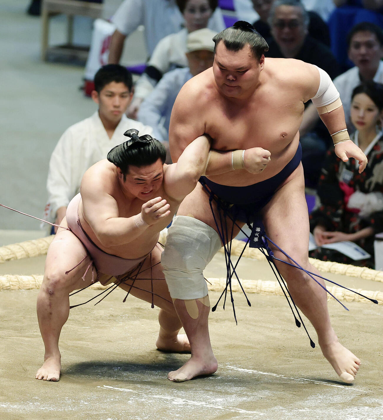 栃大海（右）に攻められる炎鵬（撮影・前田充）