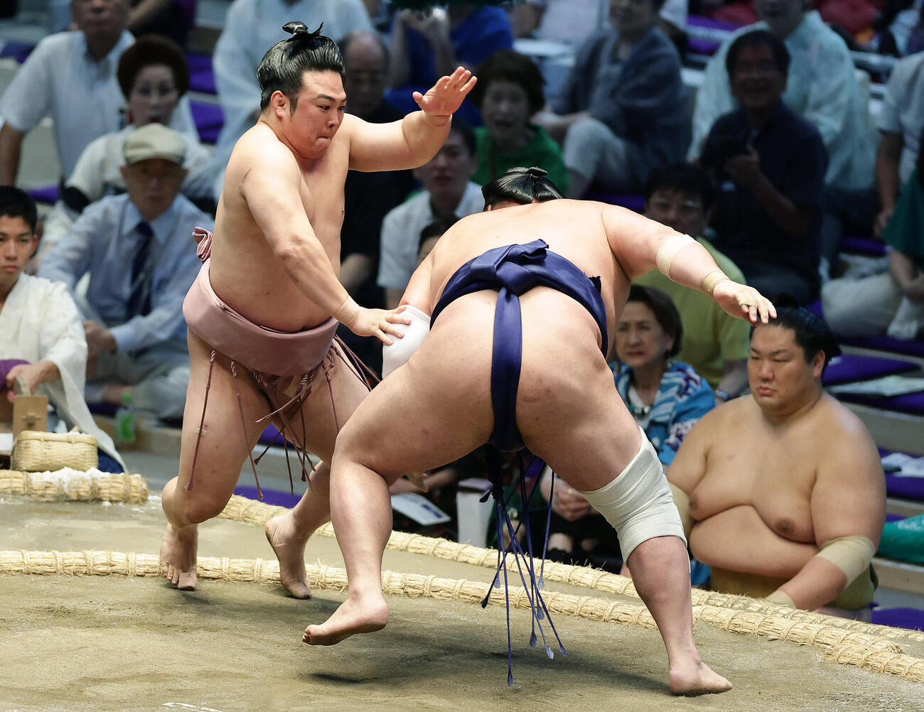 栃大海（右）をたたき込みで破る炎鵬（撮影・前田充）