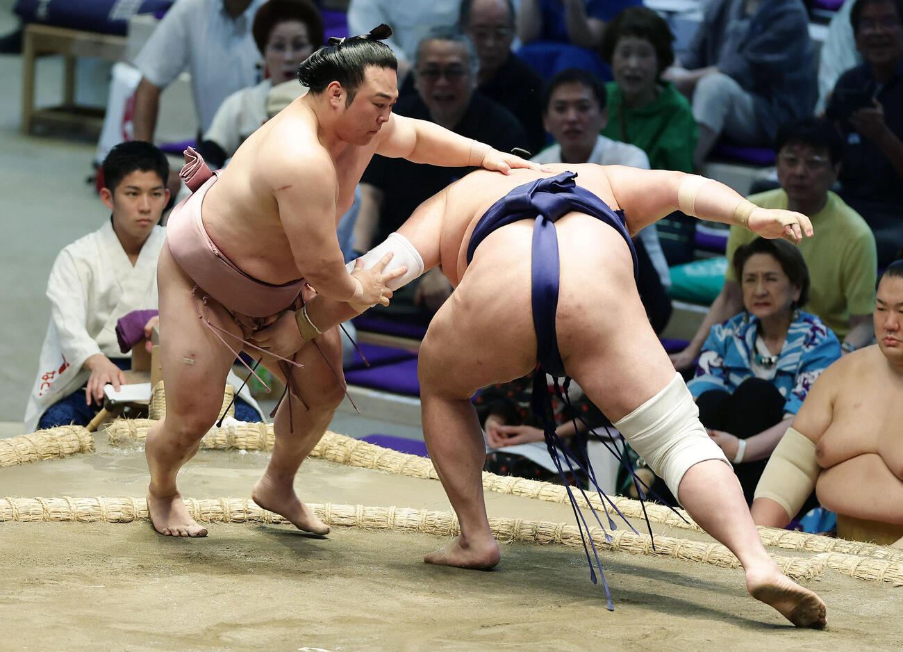 栃大海（右）をたたき込みで破る炎鵬（撮影・前田充）