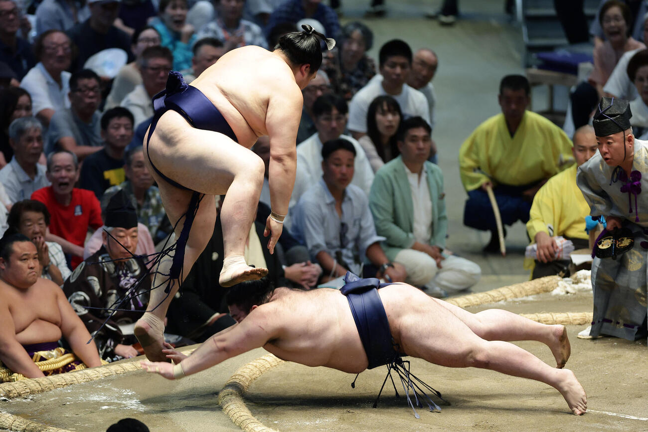 大の里（左）を押し出しで破る豪ノ山（撮影・前田充）
