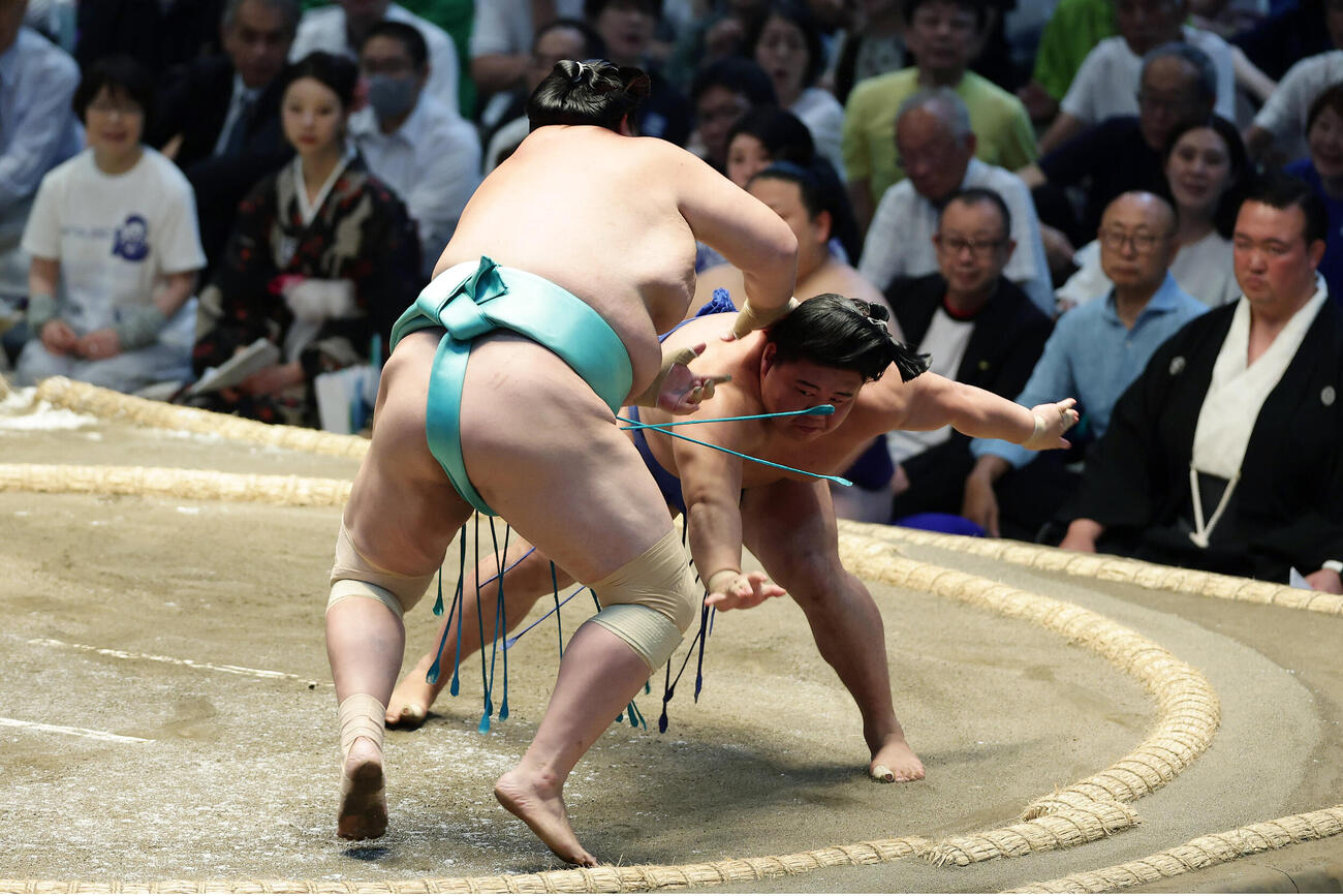 藤ノ川（右）をはたき込みで下す琴桜（撮影・前田充）