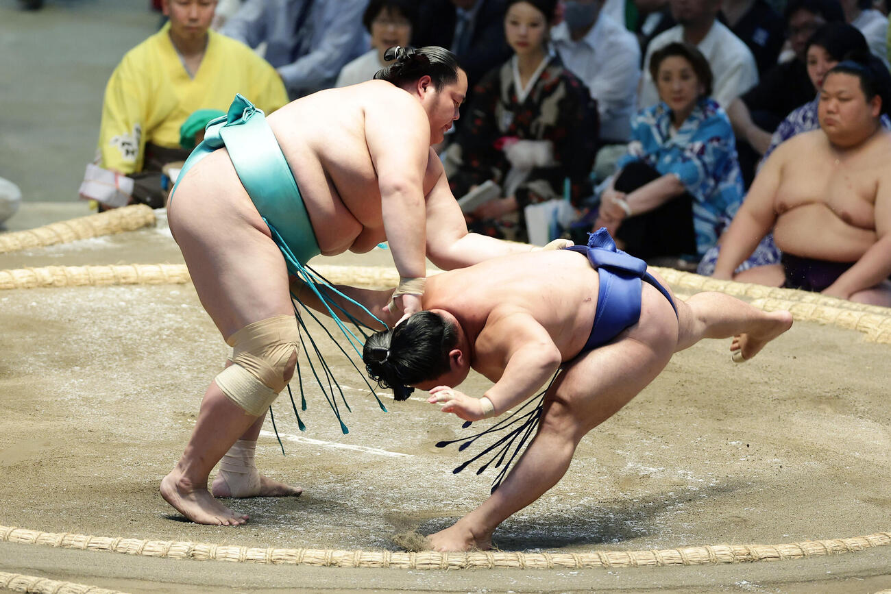 藤ノ川（右）をはたき込みで下す琴桜（撮影・前田充）