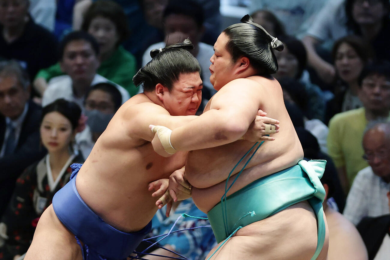 激しくぶつかり合う藤ノ川（左）と琴桜（撮影・前田充）