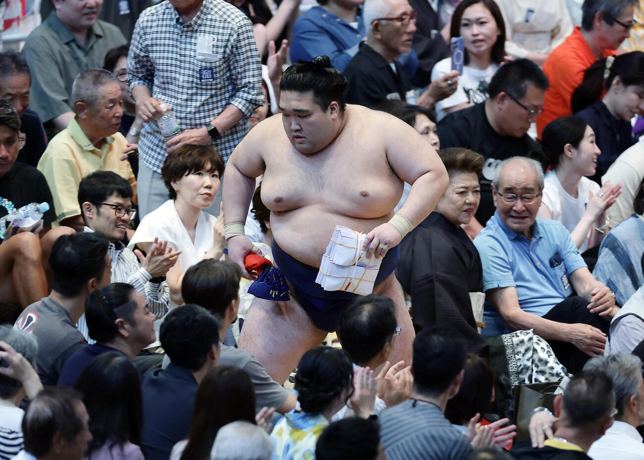 大の里を押し出しで破り引き揚げる豪ノ山（撮影・前田充）