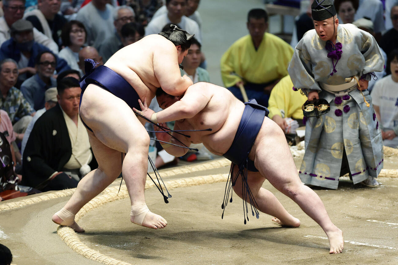 大の里（左）を押し出しで破る豪ノ山（撮影・前田充）