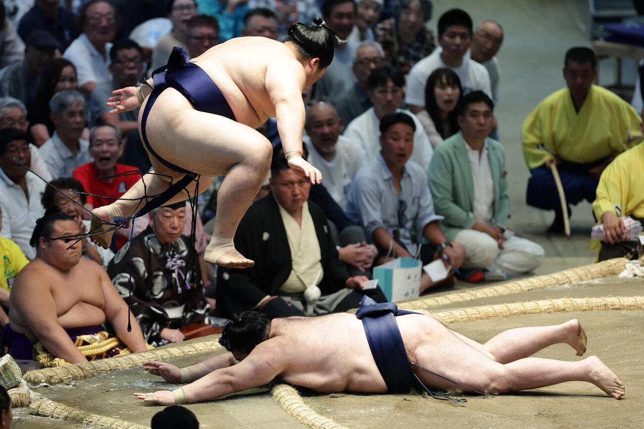 大の里（左）を押し出しで破る豪ノ山（撮影・前田充）