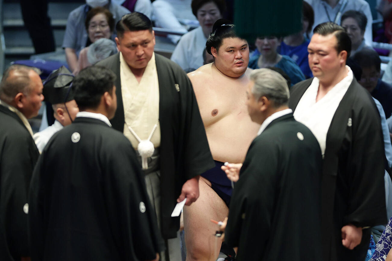 判定を協議する審判らを見つめる大の里（中央右）（撮影・前田充）
