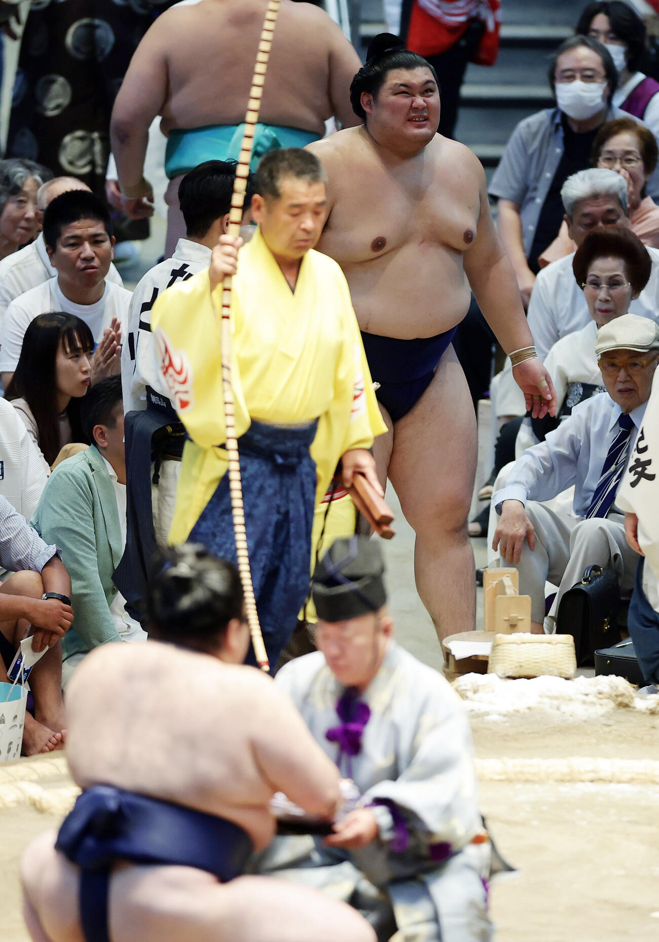 豪ノ山（手前）に押し出しで敗れ、厳しい表情を見せる大の里（撮影・前田充）