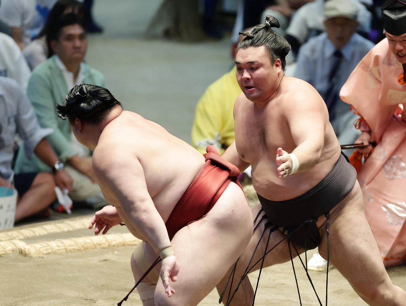 隆の勝（左）を押し出しで破る霧島（撮影・前田充）