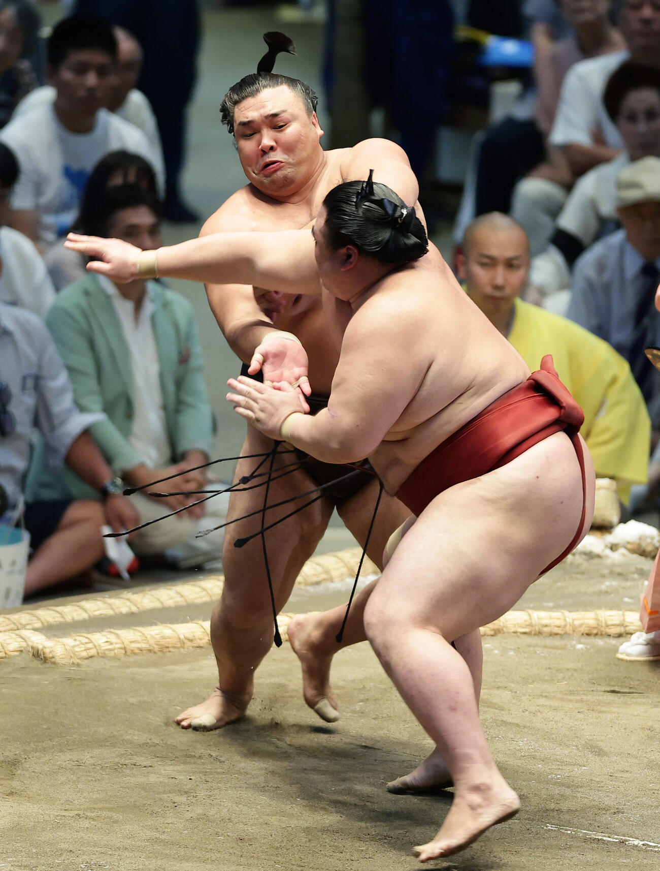 隆の勝（右）と激しくぶつかり合う霧島（撮影・前田充）