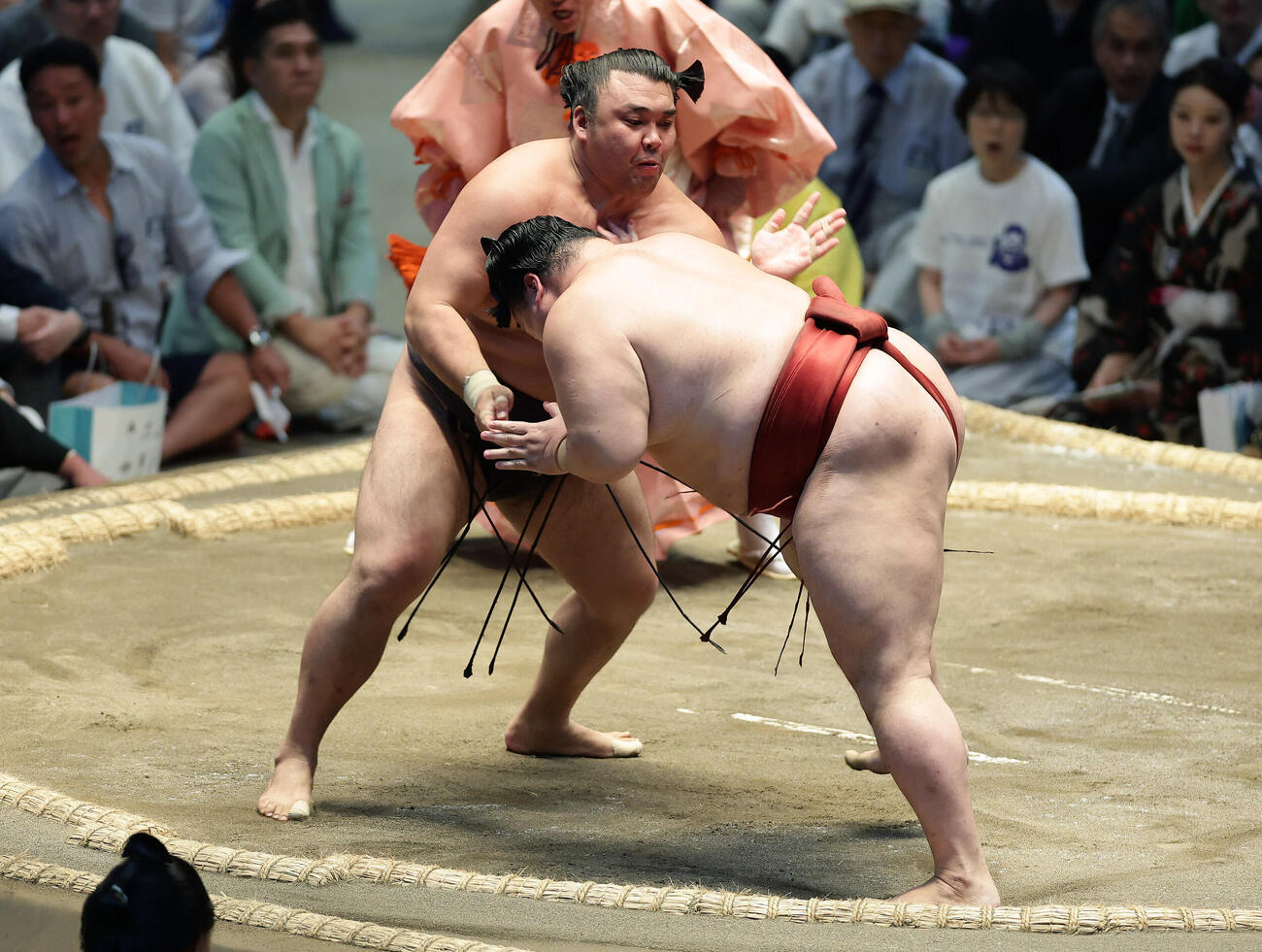 隆の勝（右）を押し出しで破った霧島（撮影・前田充）
