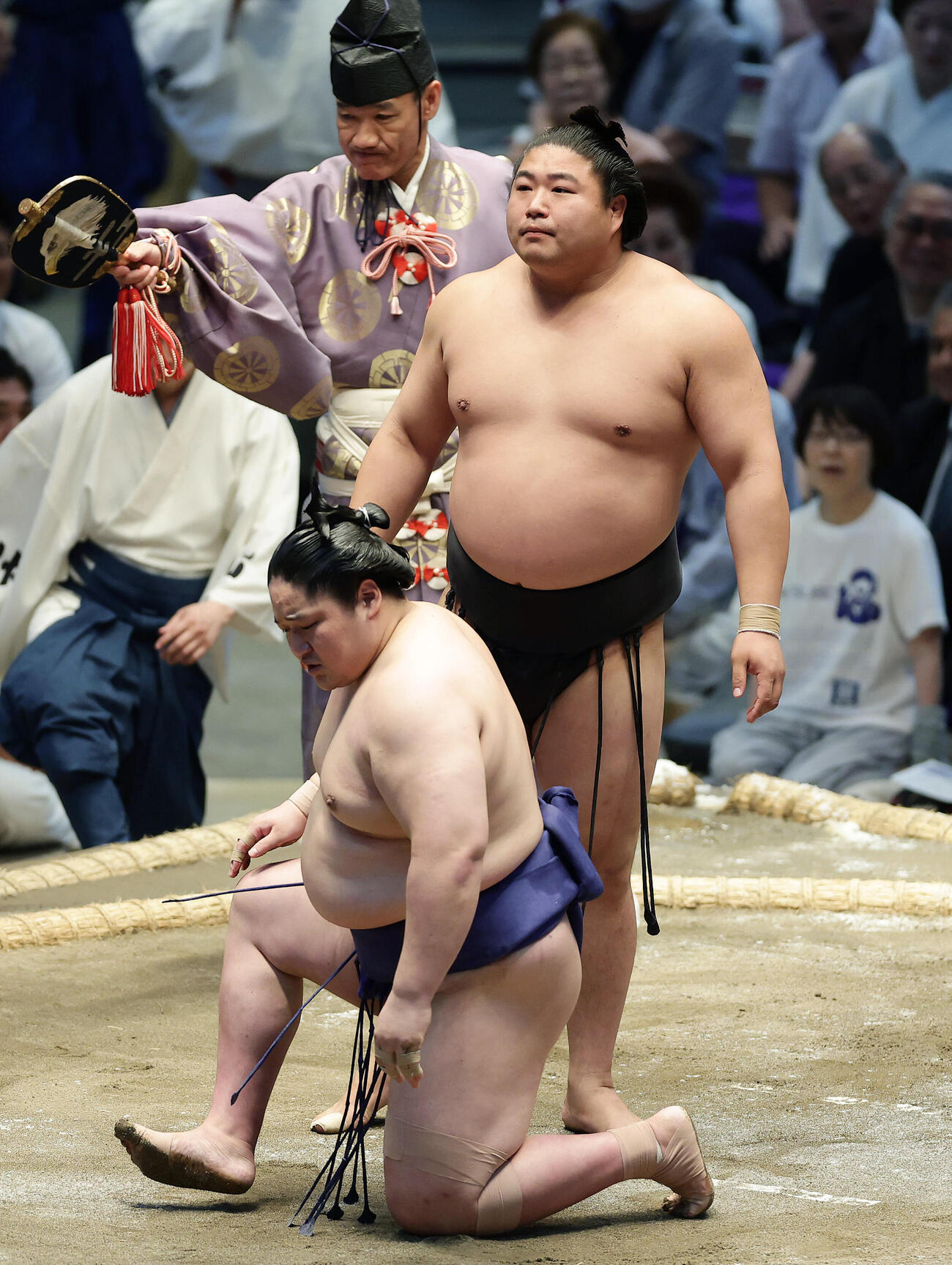 藤青雲（手前）を突き落としで破った若元春（撮影・前田充）