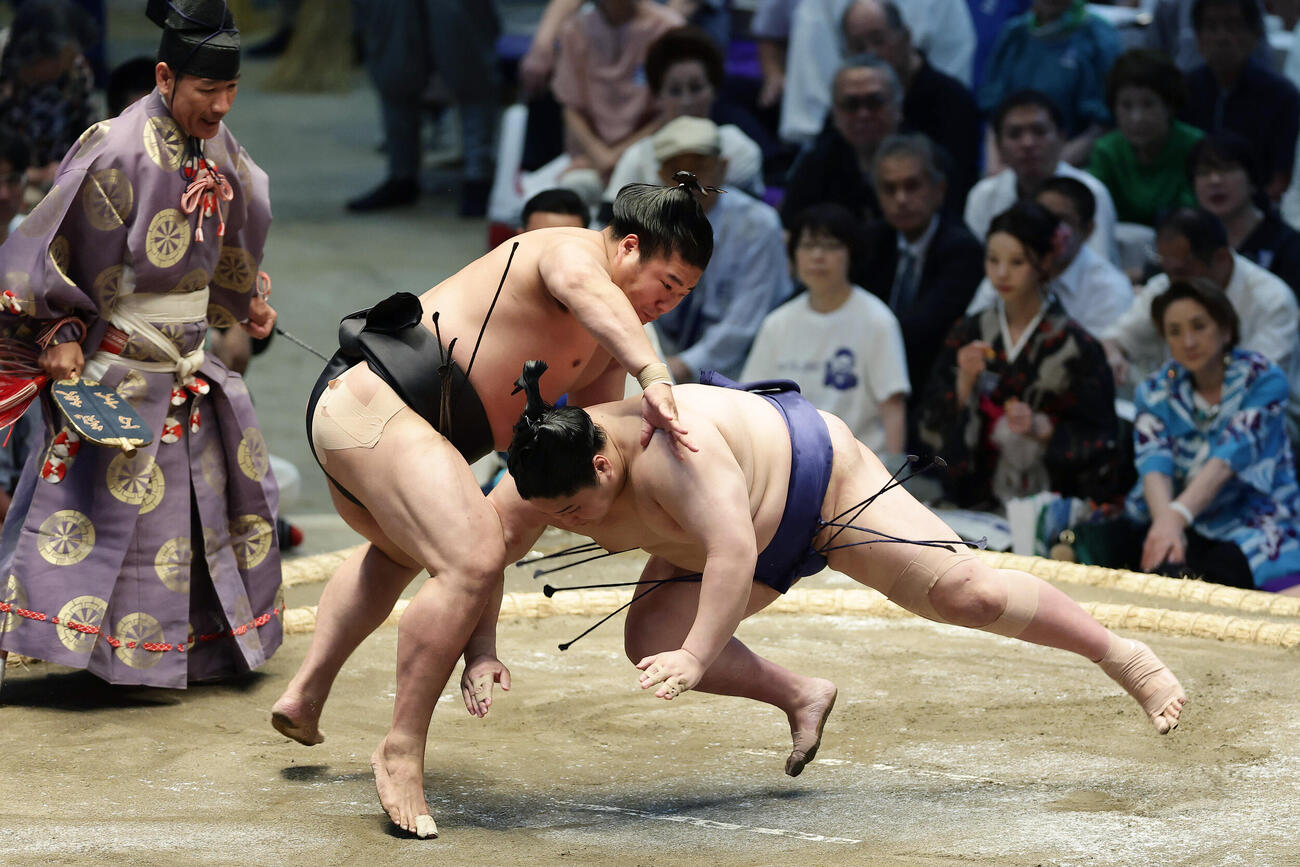 藤青雲（右）を突き落としで破る若元春（撮影・前田充）